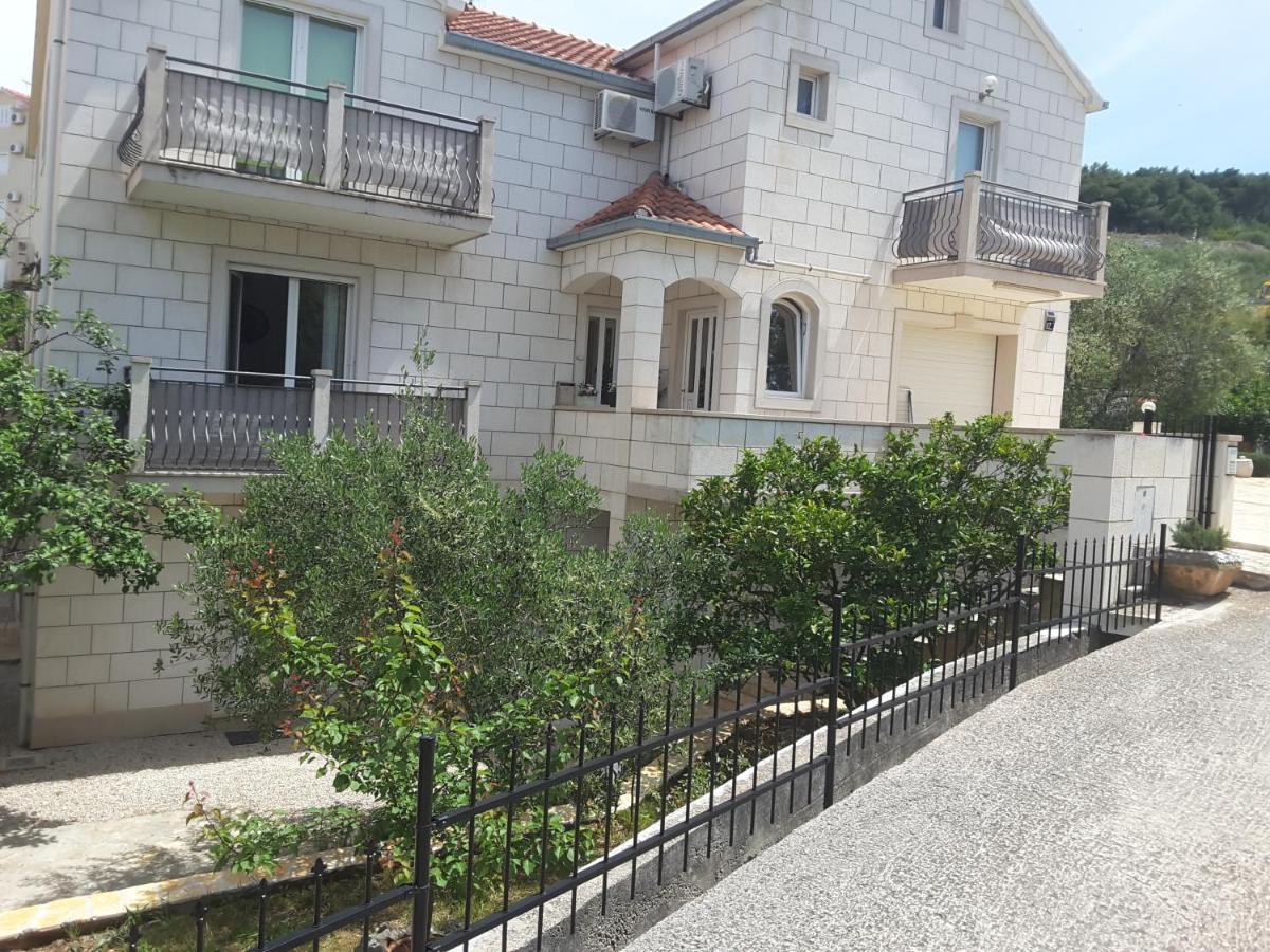 Apartments Nives Supetar Exterior foto